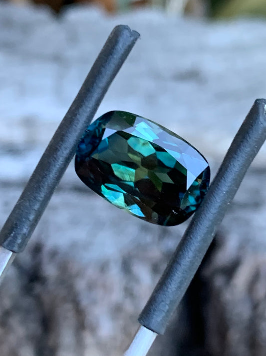 Close-up of 5.19ct parti sapphire showing yellow centre and blue tones