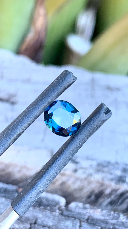 Close up of 0.90ct Australian blue parti sapphire with yellow eye