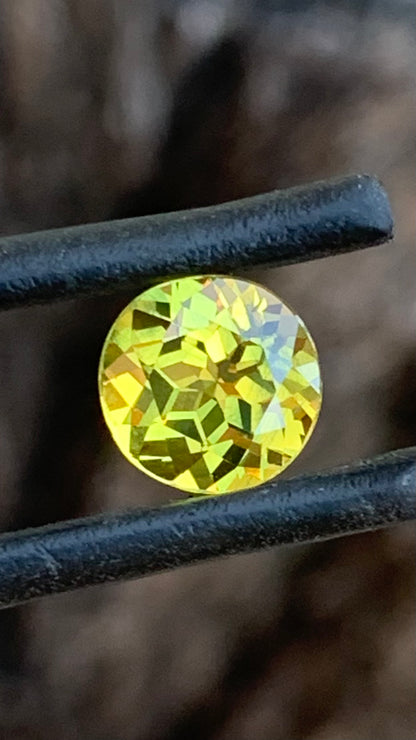 1.95ct yellow Australian sapphire round cut with hints of green