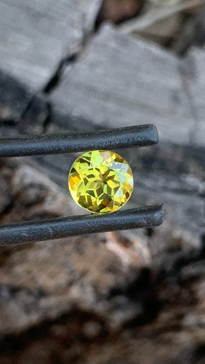 Natural Australian sapphire with golden yellow colour and subtle green tones