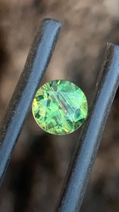 1.08ct green and yellow parti Australian sapphire round cut with striped colour zoning