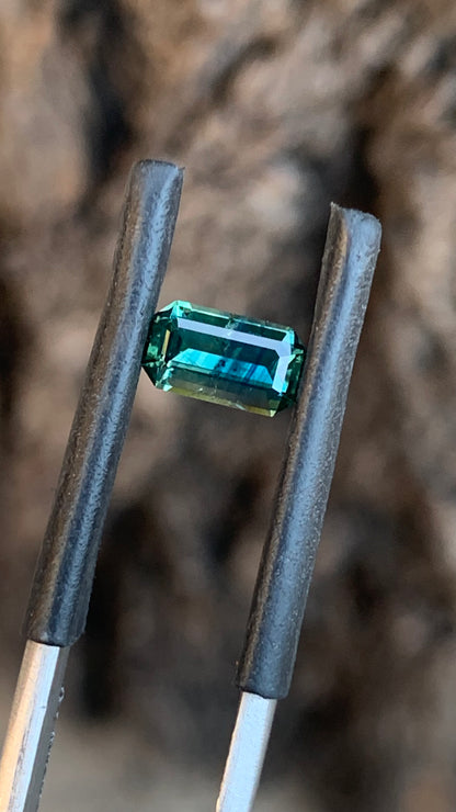 0.89ct heated Australian sapphire with natural inclusions and striped blue zoning
