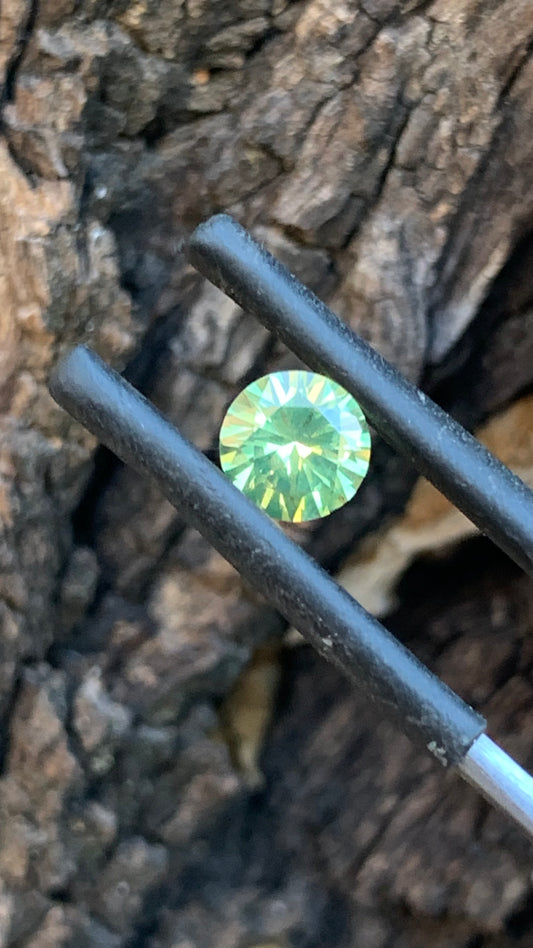 Natural Australian sapphire with fresh green colour and classic round cut