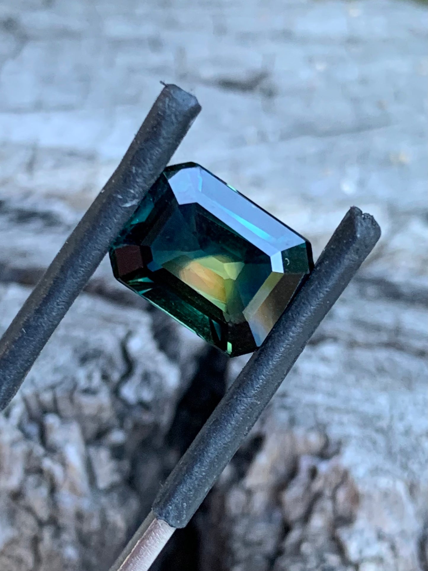 5.1ct parti sapphire featuring geometric colour zoning