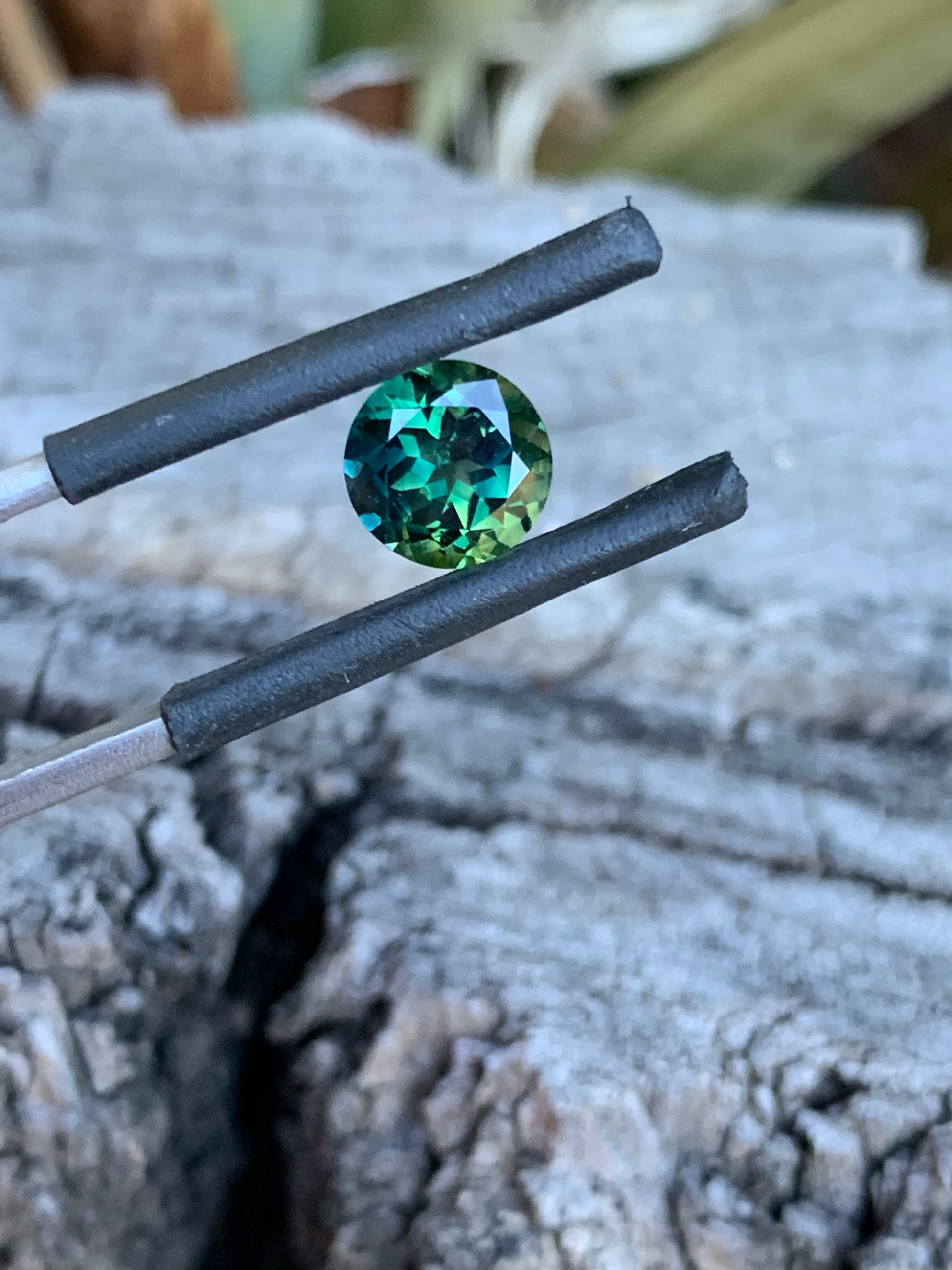 Top view of 1.96ct teal parti Australian sapphire showing colour zoning