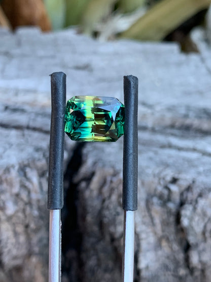 Close-up of 4.13ct parti sapphire showing yellow band and teal tones