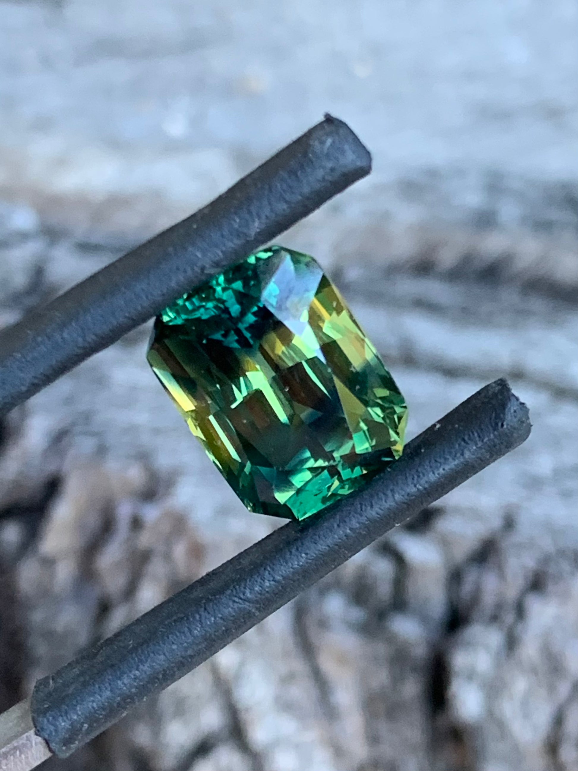 4.13ct sapphire featuring yellow, teal and blue colour transitions