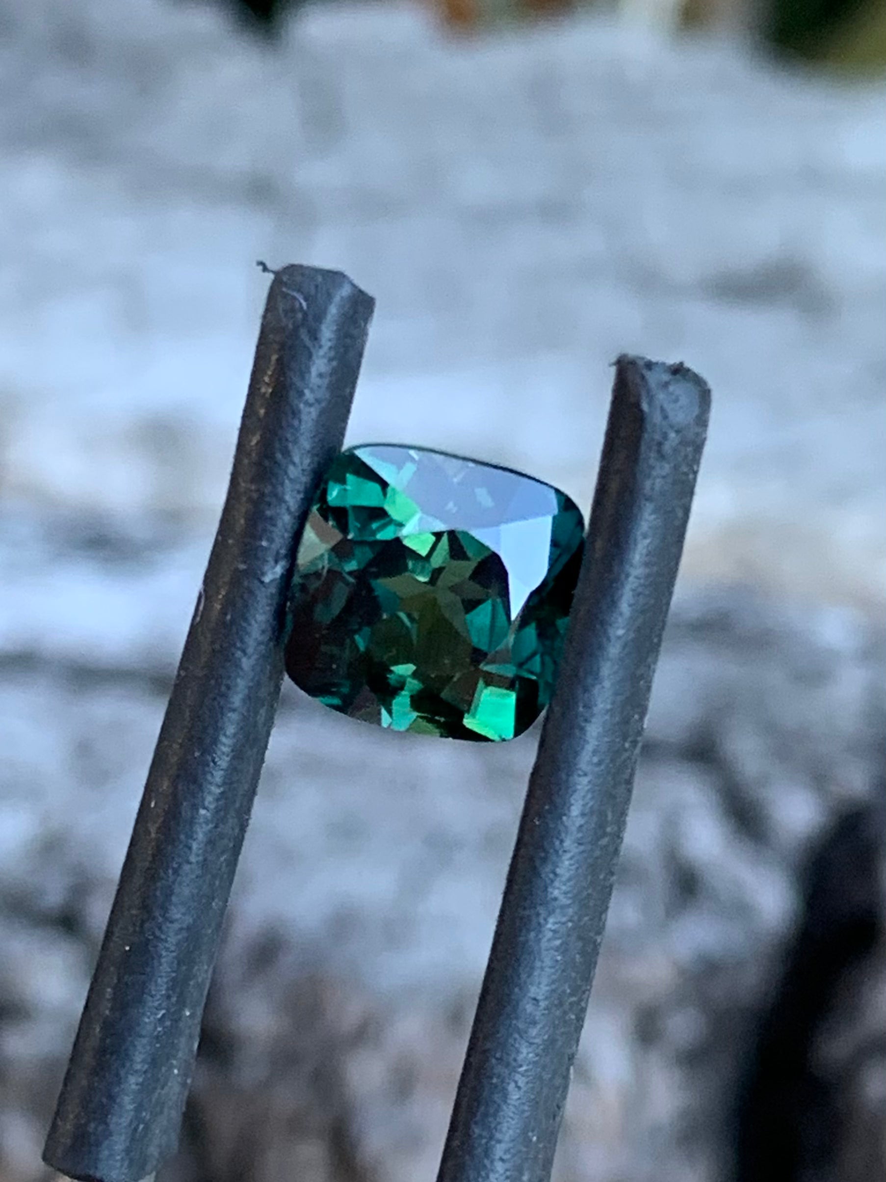 Close-up of 1.91ct teal parti sapphire showing blue, green and yellow tones