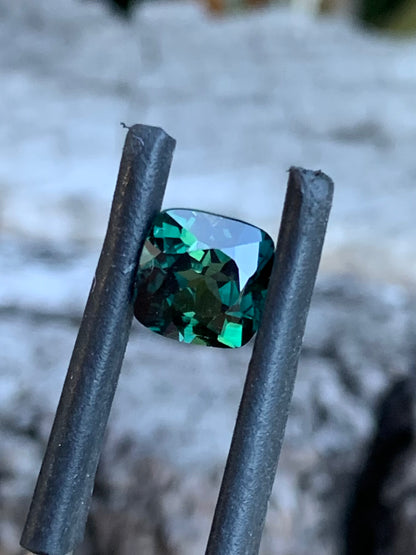Close-up of 1.91ct teal parti sapphire showing blue, green and yellow tones
