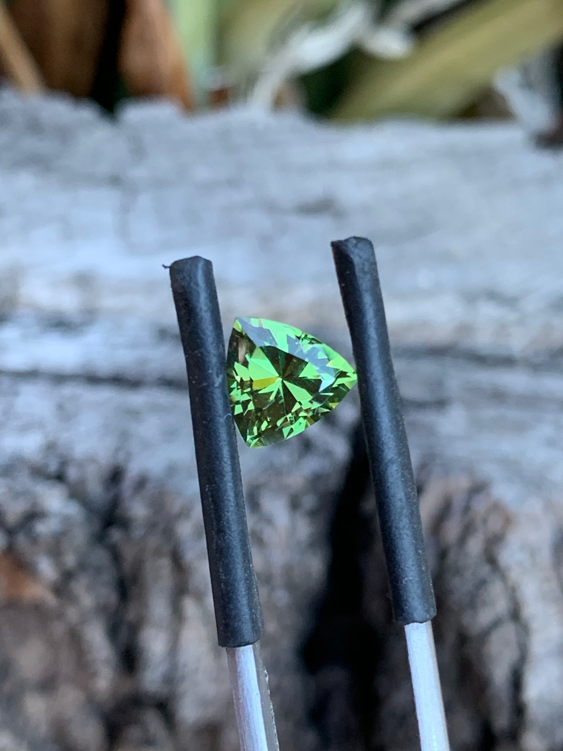 Australian sapphire with vivid green colour and excellent brilliance