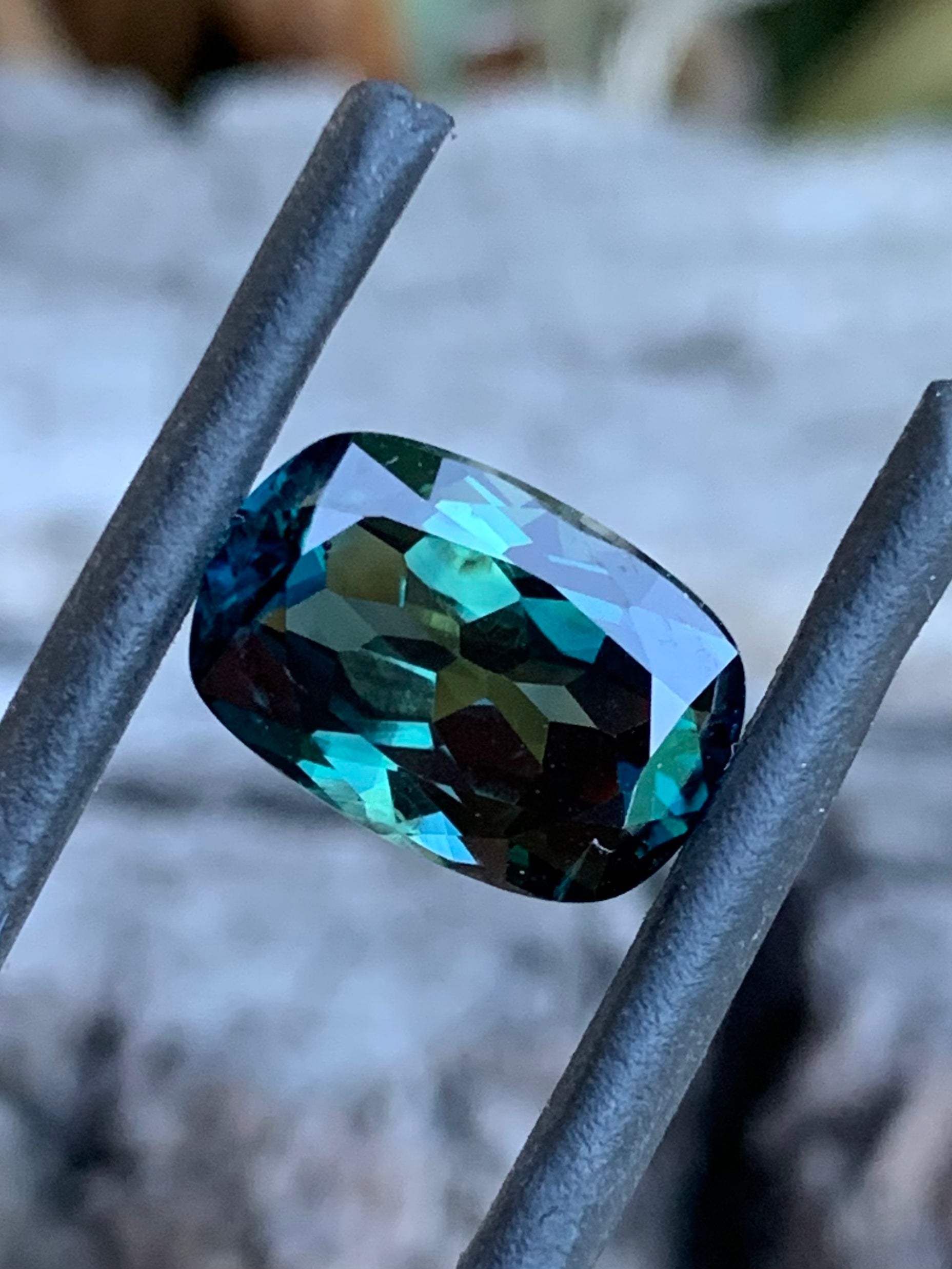 5.19ct parti Australian sapphire with deep blue and yellow colour zoning