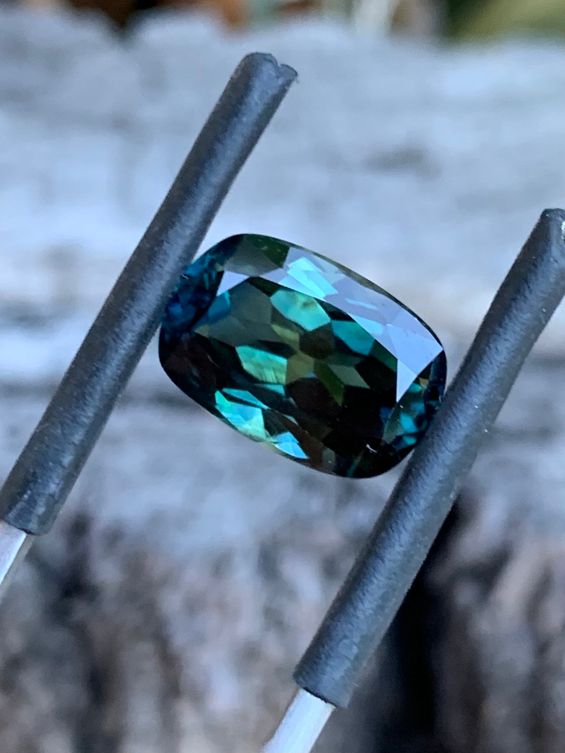 Close-up of 5.19ct parti sapphire showing yellow centre and blue tones