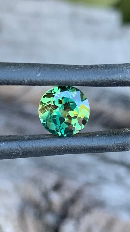 “Round Australian parti sapphire with vibrant yellow colour zoning