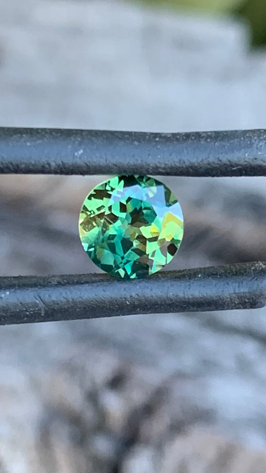 “Round Australian parti sapphire with vibrant yellow colour zoning