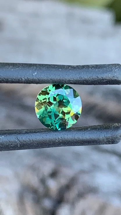 Round Australian parti sapphire showing vibrant yellow and blue colour zoning