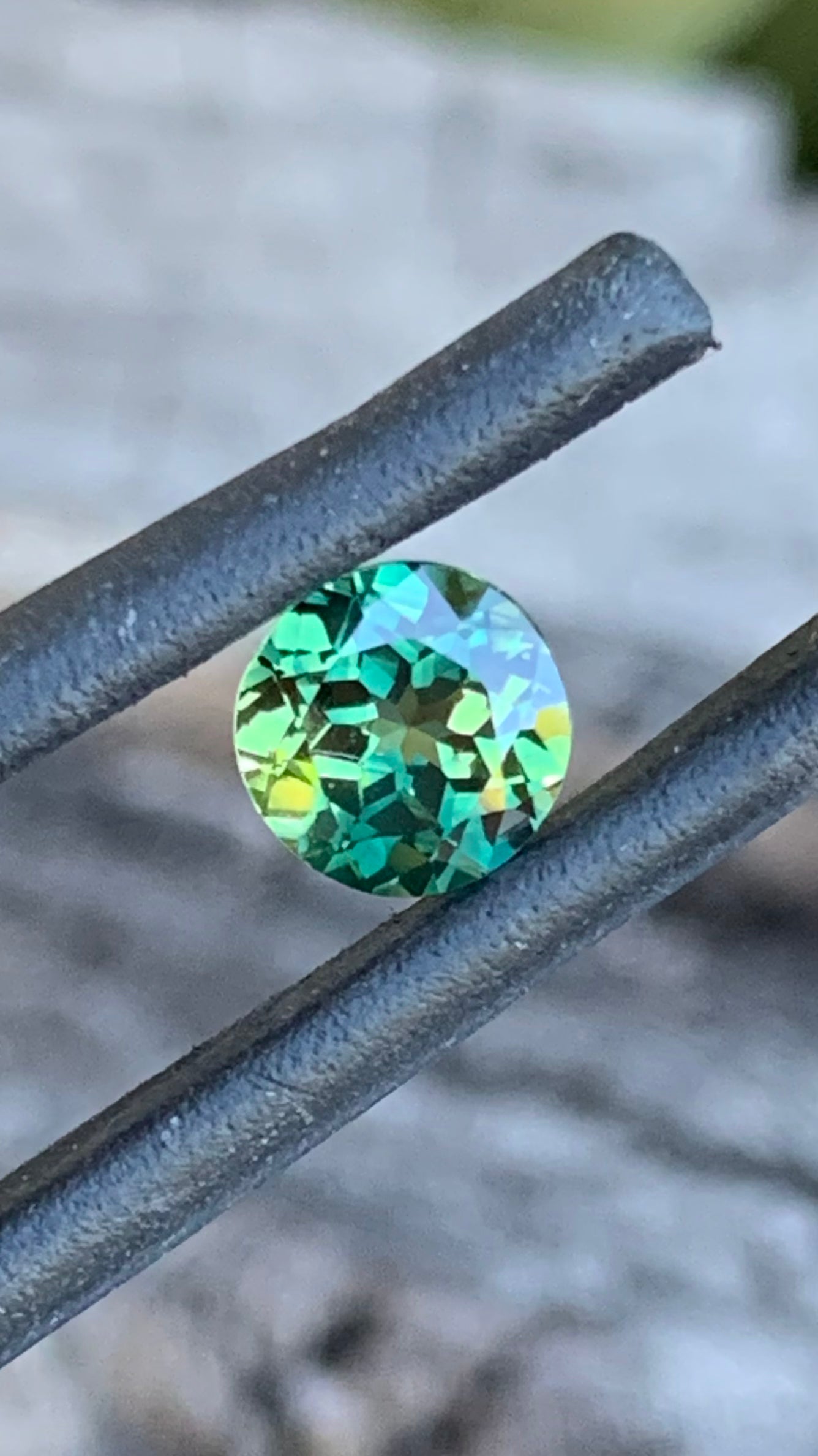 Round cut Australian parti sapphire featuring strong yellow colour zoning