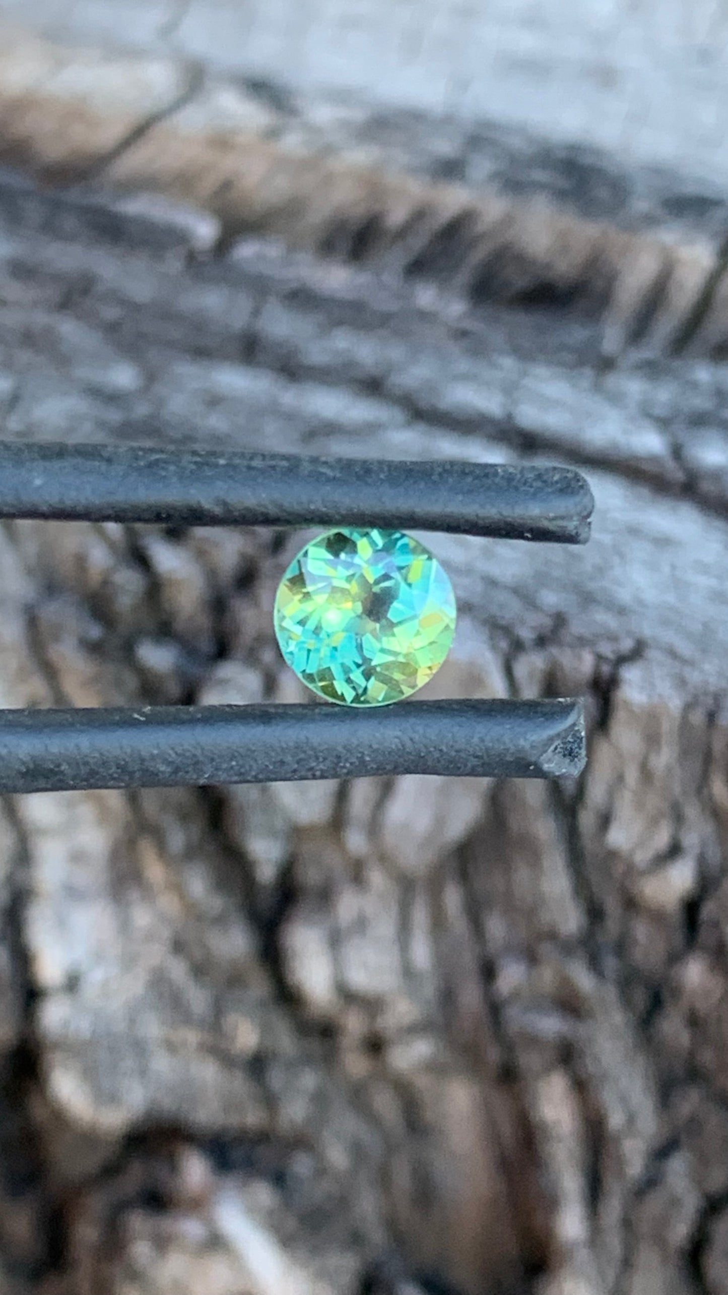 Bright teal and yellow Australian parti sapphire, 0.99ct