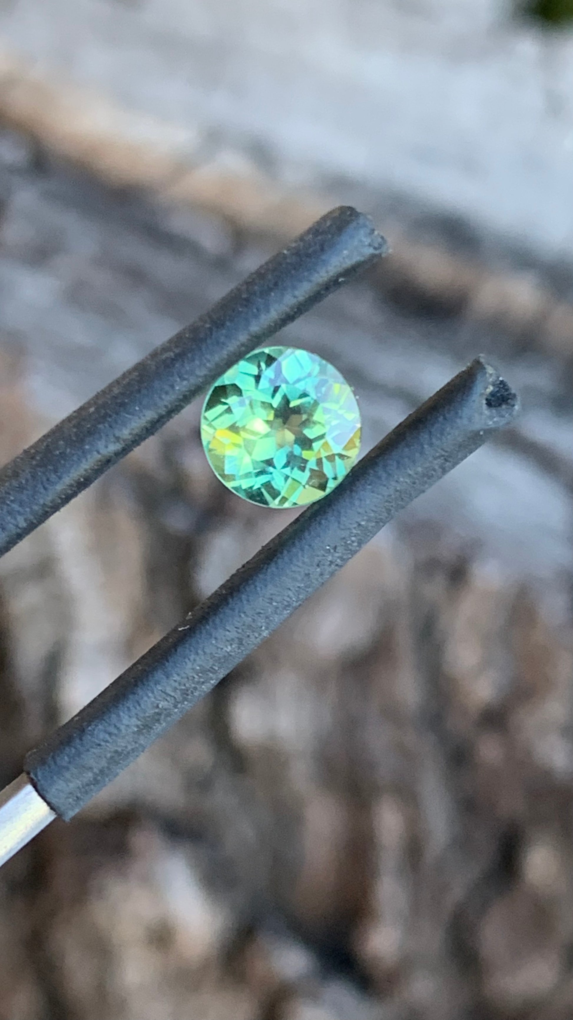 Natural Bright teal and yellow Australian parti sapphire, 0.99ct