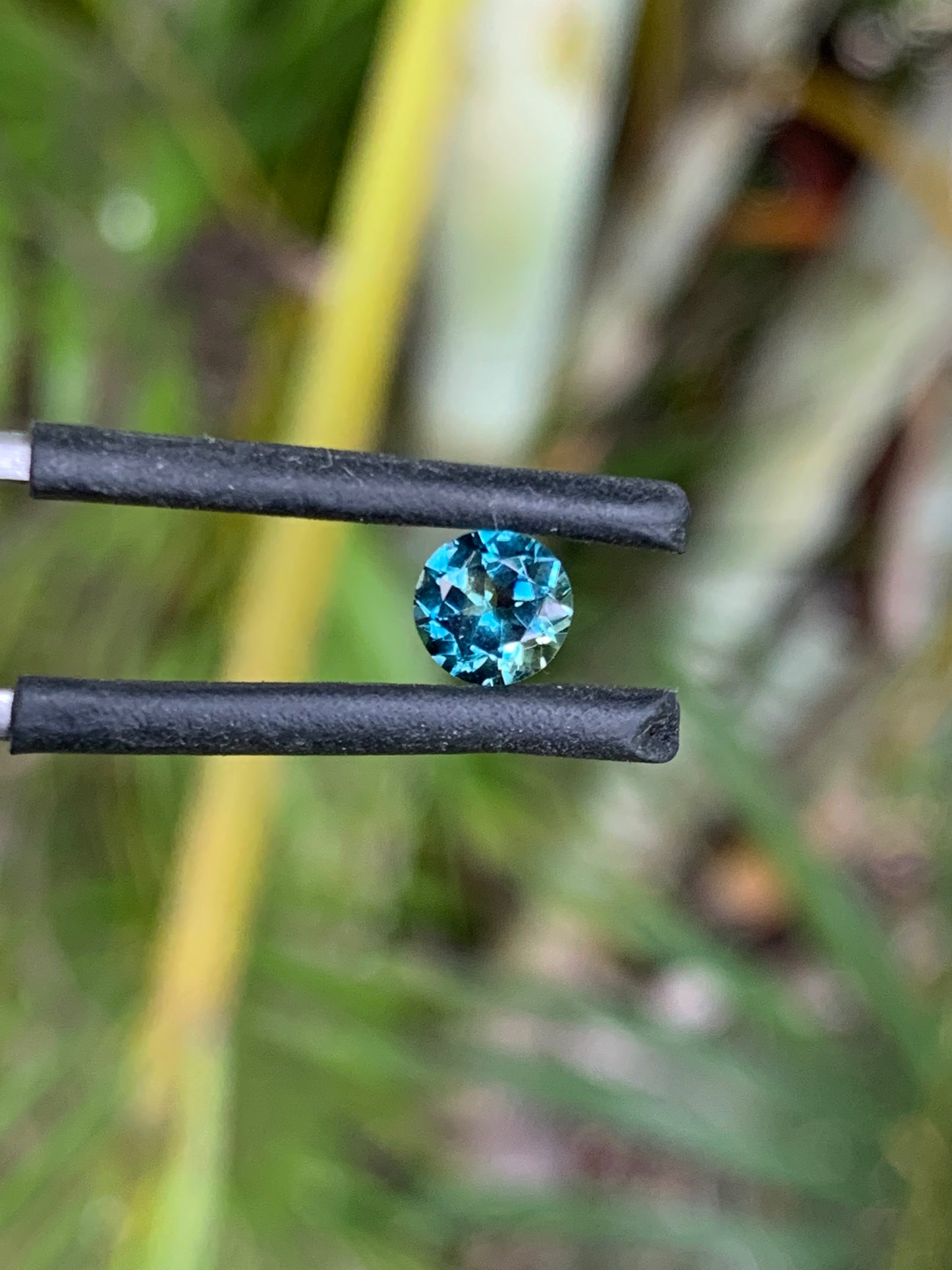 bright blue parti Australian sapphire round 0.71ct Queensland gemstone