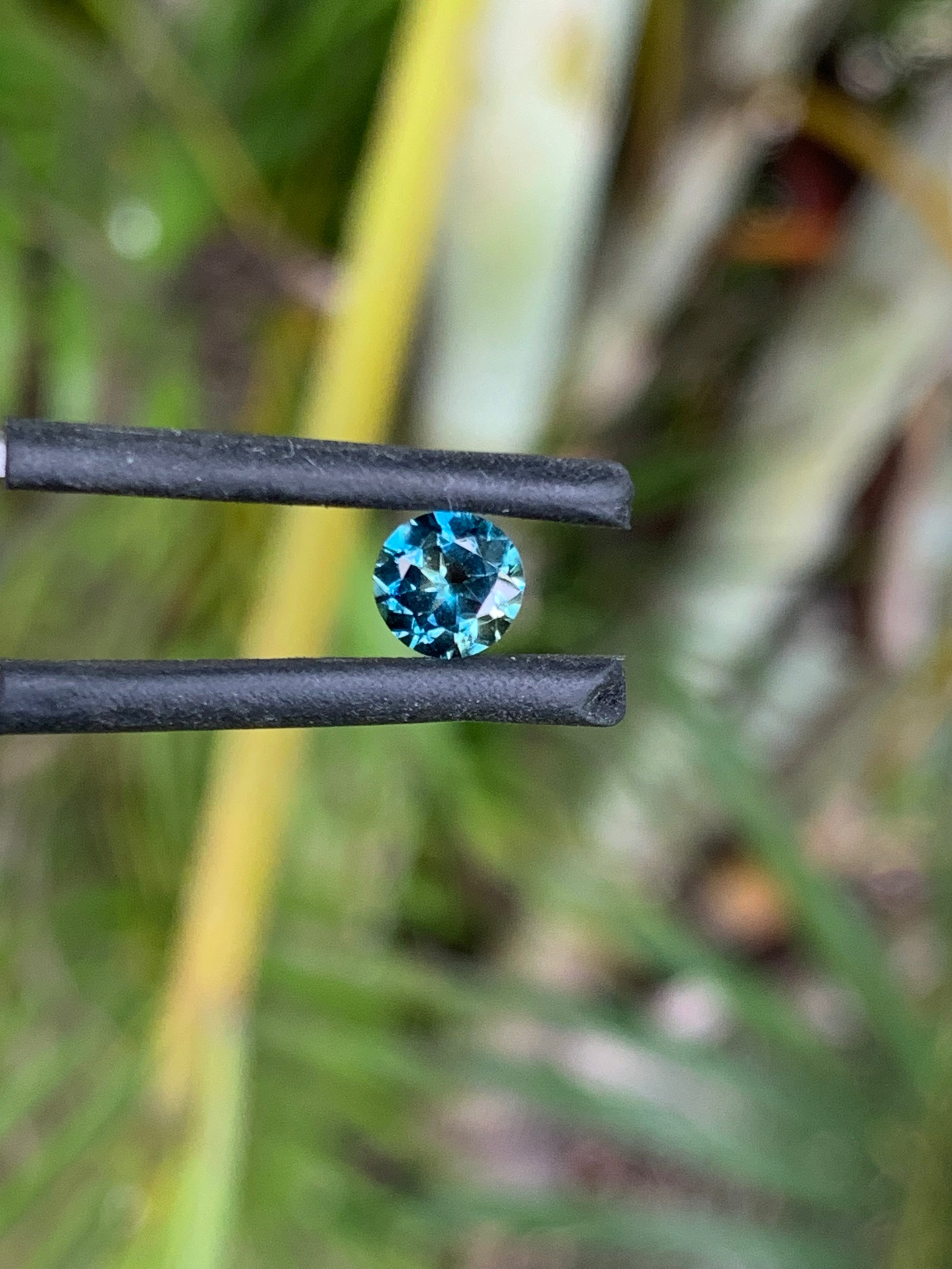 close up round blue parti sapphire unheated Australian gemstone 0.71ct