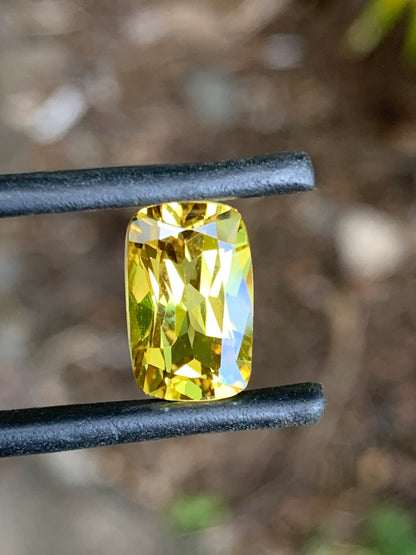 Close-up of a 5.30ct unheated Australian sapphire showing exceptional clarity and colour