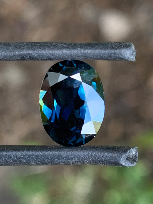 Dark blue Australian sapphire with vibrant yellow colour zoning
