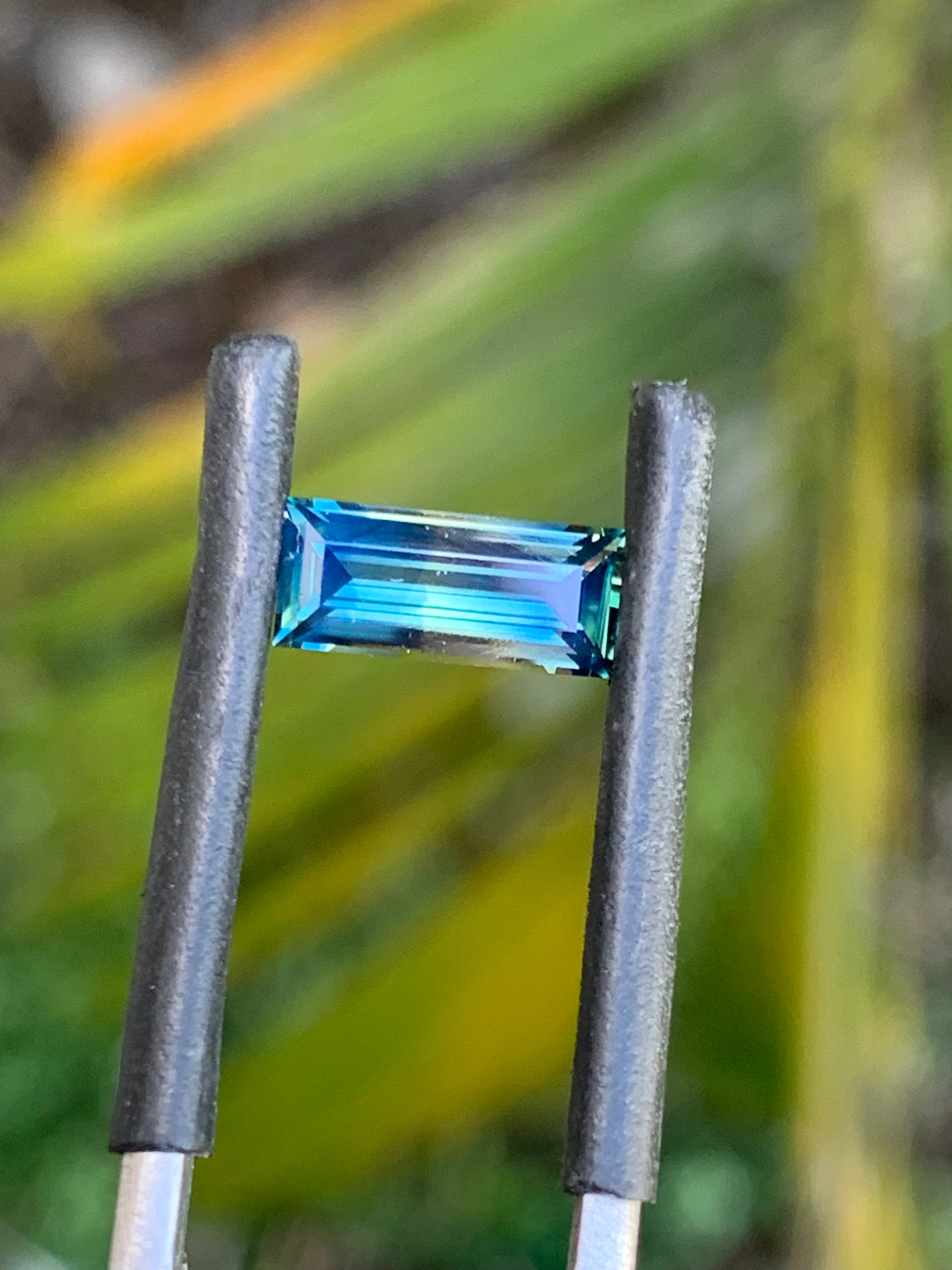 Rare Australian parti sapphire suitable for bespoke jewellery