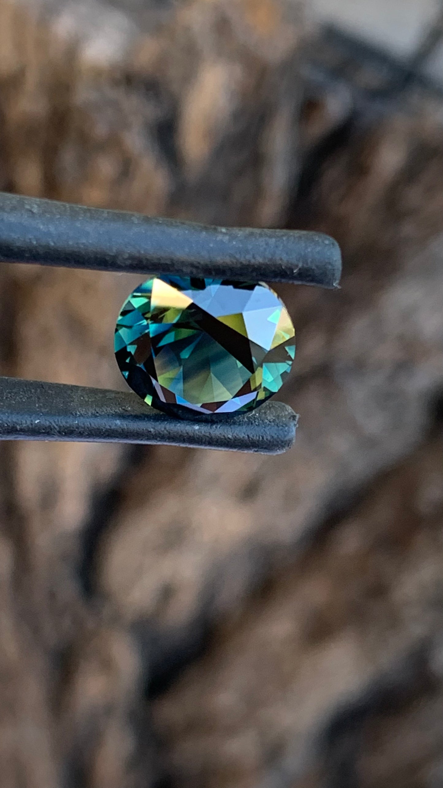 Angled view of a Blue and Yellow Australian parti sapphire showing distinct yellow lines