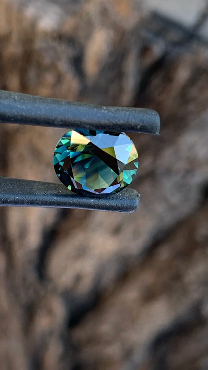 Angled view of a Blue and Yellow Australian parti sapphire showing distinct yellow lines