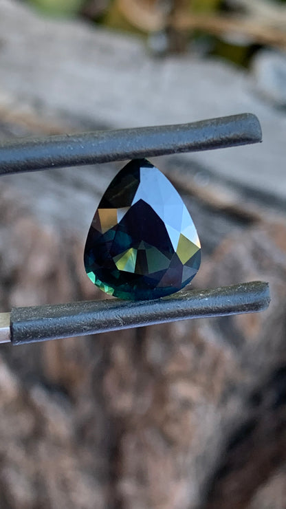 Natural 5.23ct Australian parti sapphire with deep blue colour and striking yellow zone