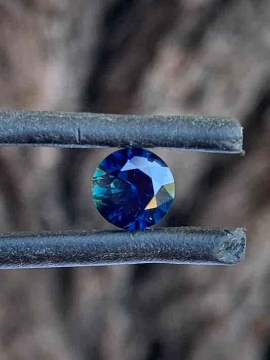 Round Australian Parti sapphire with striking blue and yellow colour play