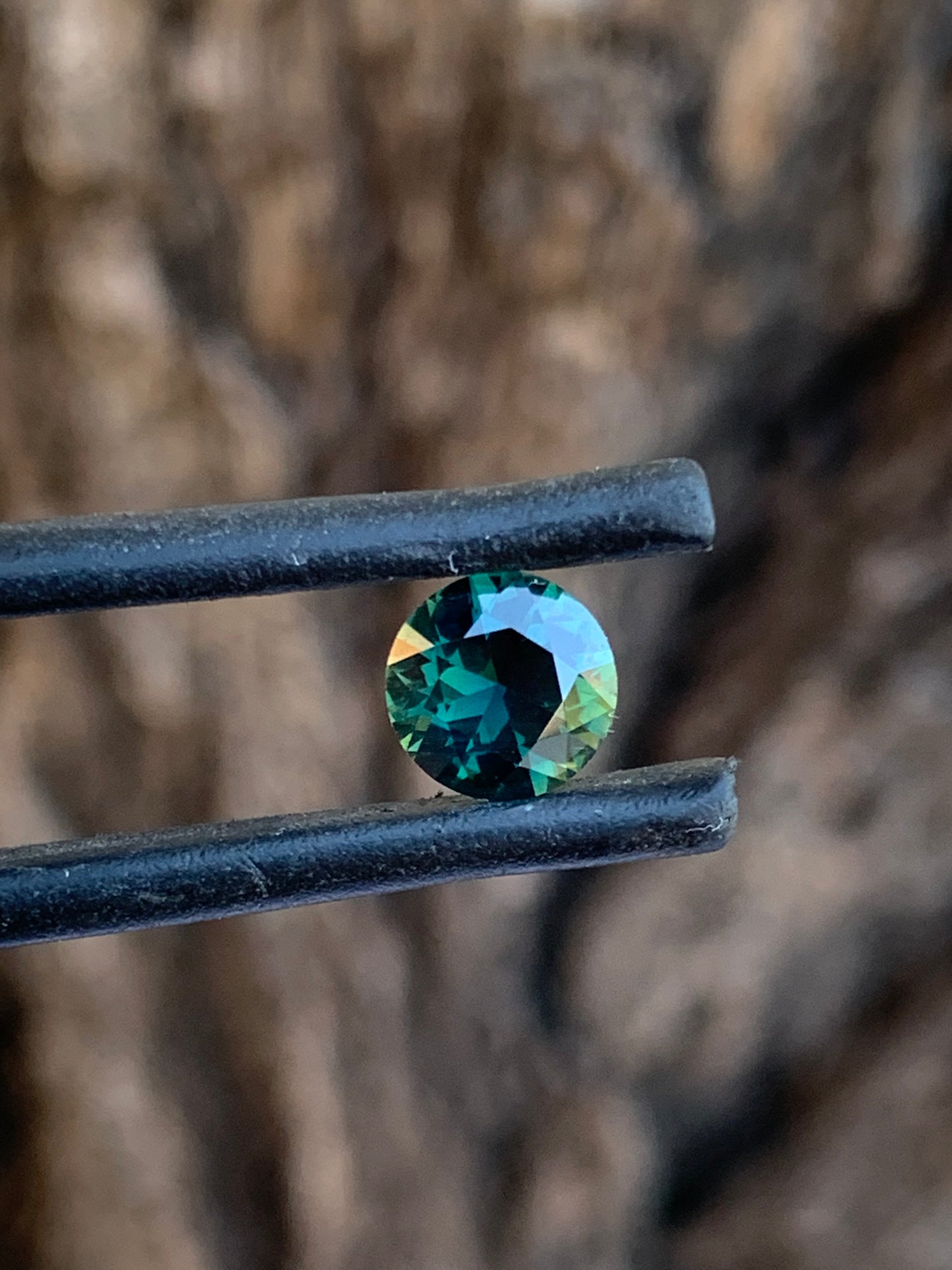 1ct teal Australian sapphire with blue green tones and added depth from yellow colour play