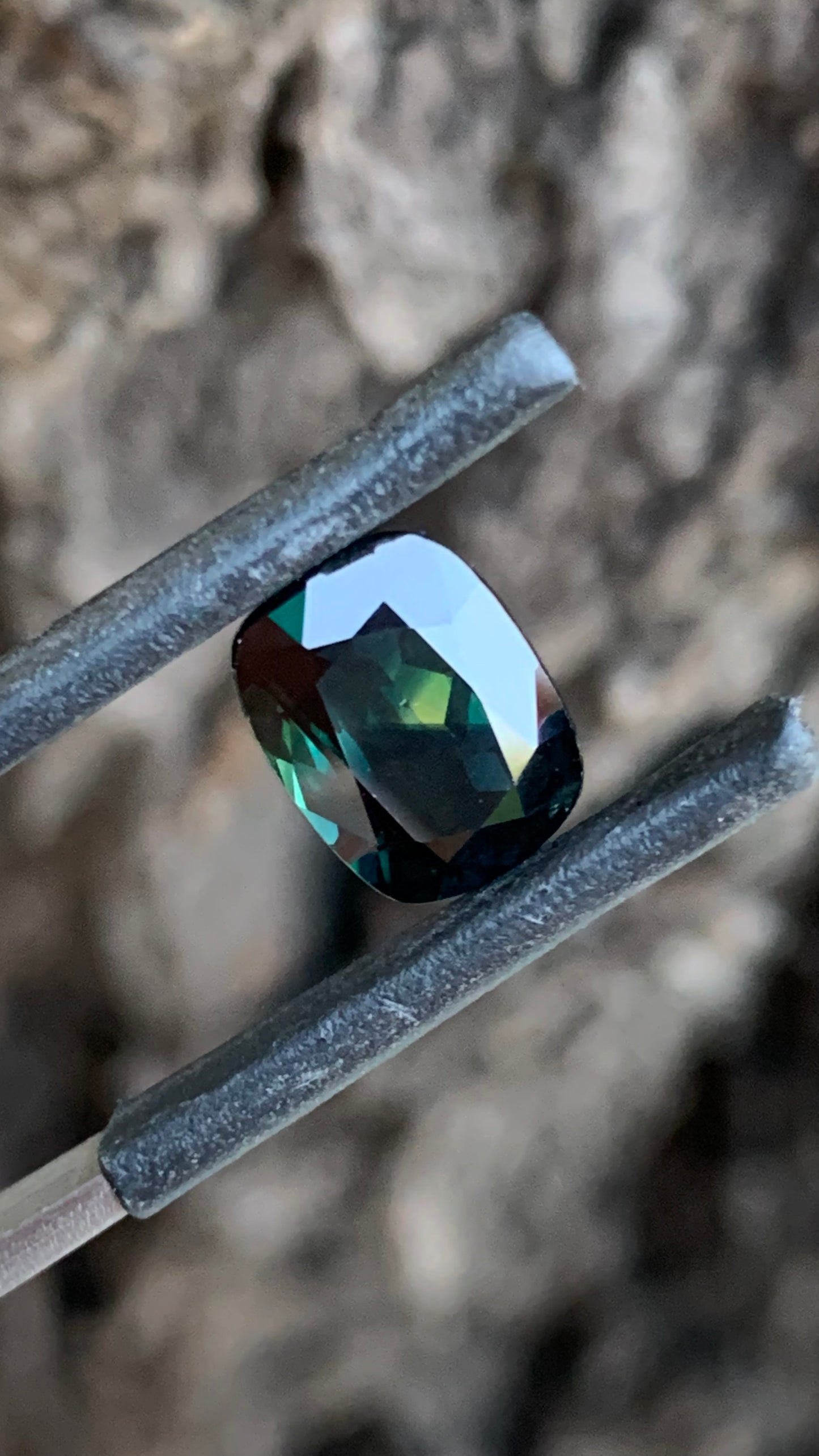 Natural Australian sapphire with unique yellow triangle colour zone and deep dark parti tones