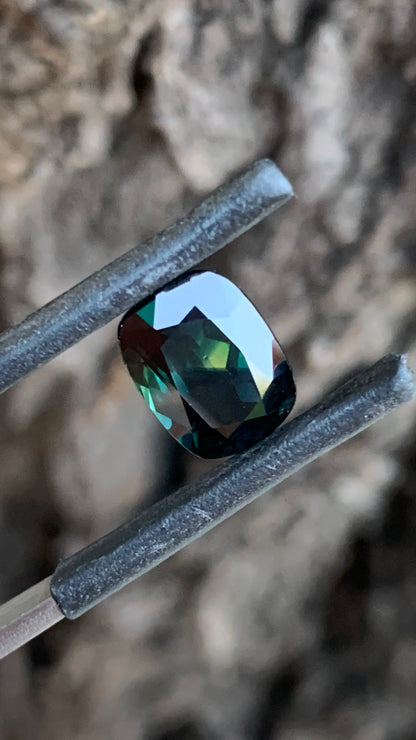 Natural Australian sapphire with unique yellow triangle colour zone and deep dark parti tones